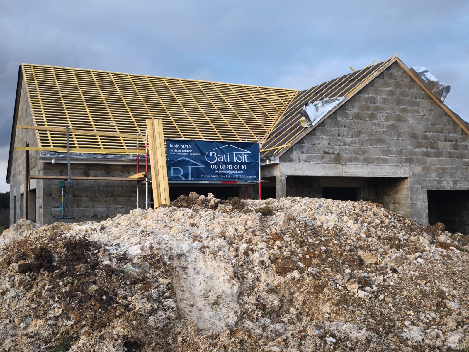 Liteaux sur les versants du toit en chantier