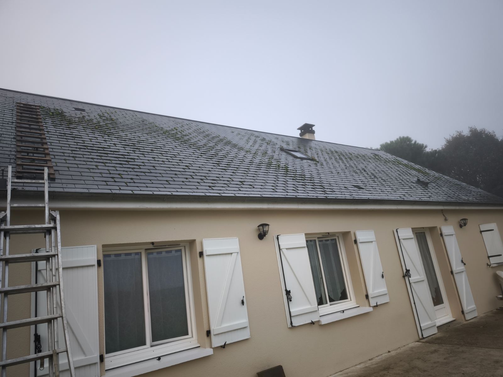 Maison de plain-pied avec couverture en ardoise avant entretien