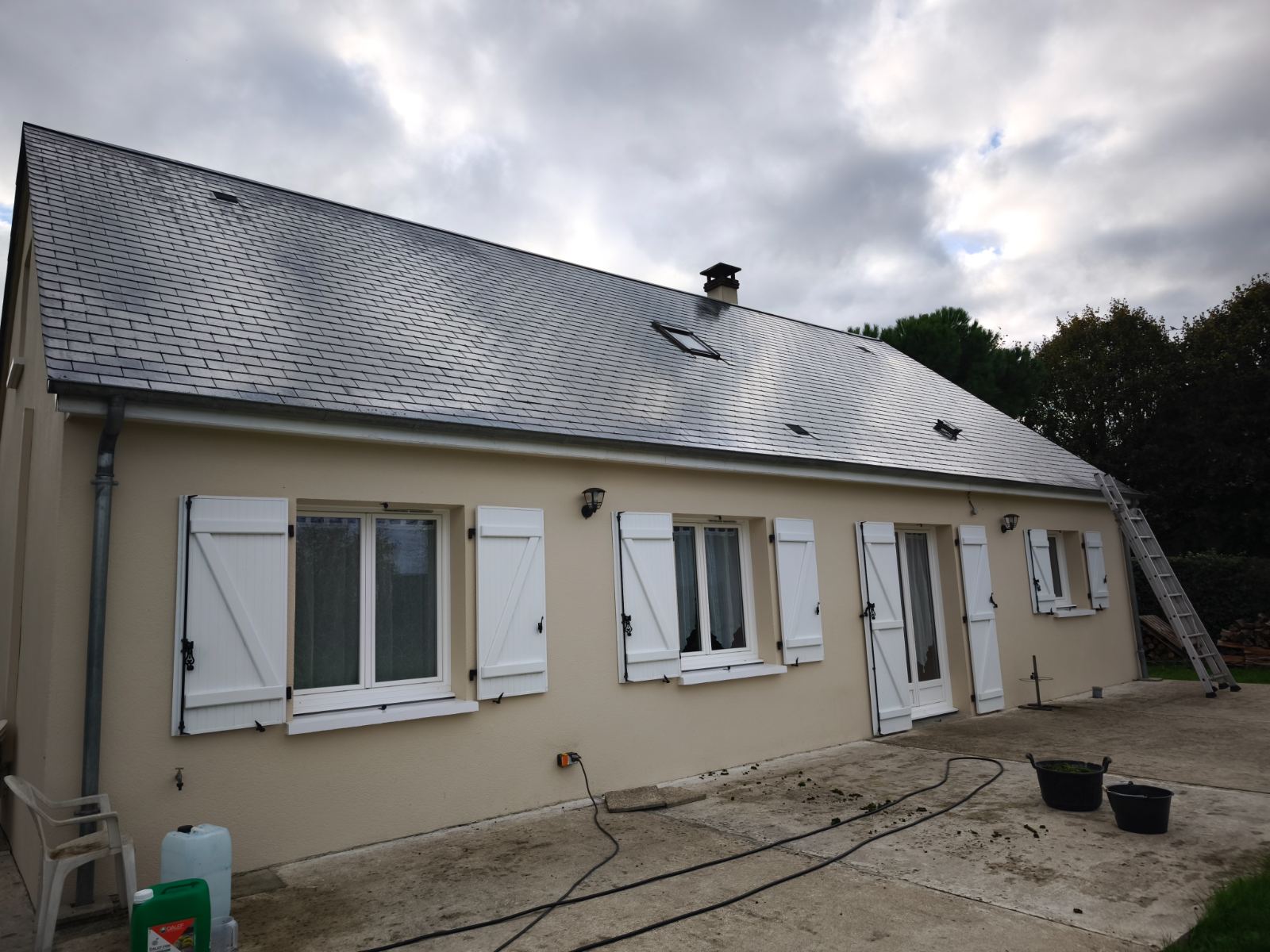 Maison et toiture en ardoise après entretien