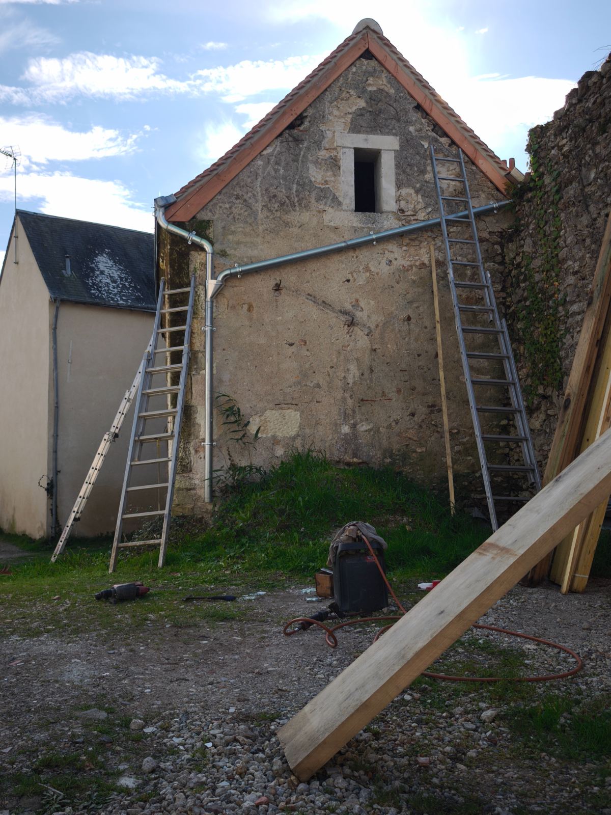 Pignon en pierre avec couverture en tuiles rénovée
