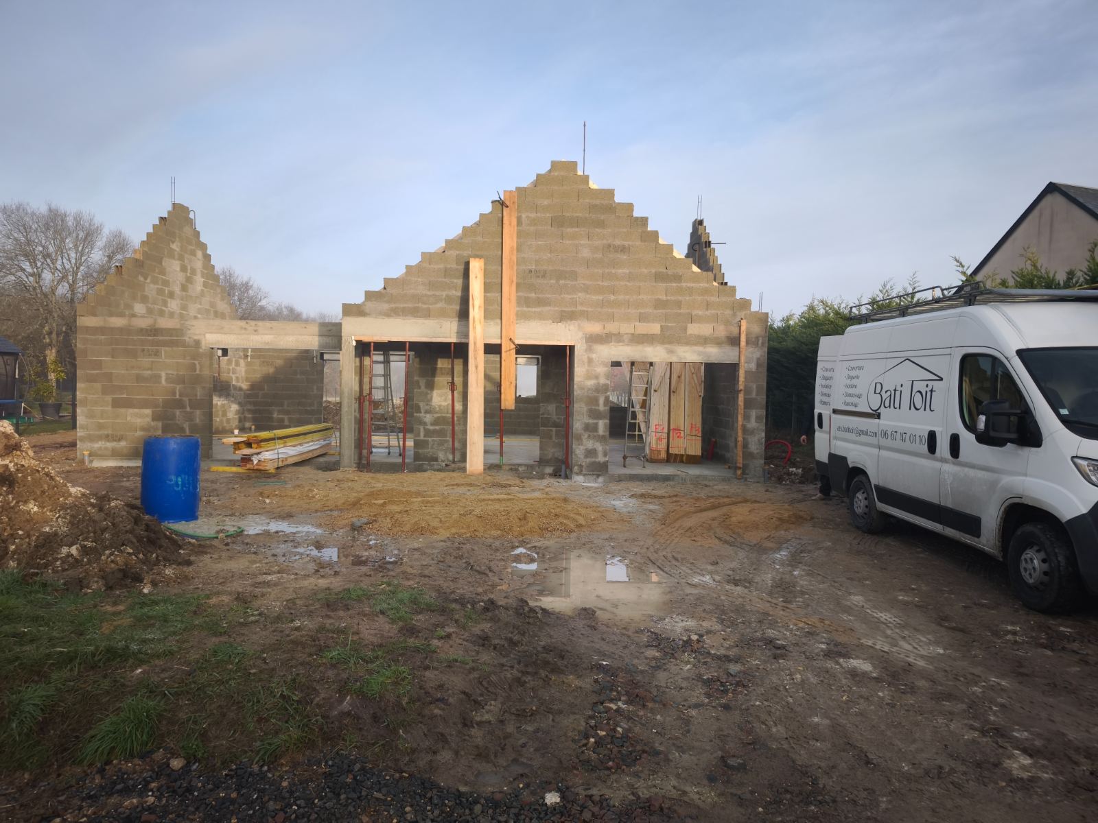 Pignon maçonné et chantier de charpente