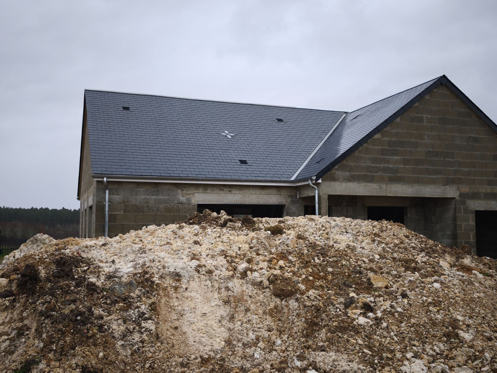 Toiture en ardoise achevée sur bâtiment maçonné